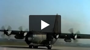 Avião C-130 e exercícios militares.