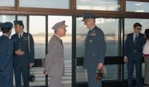 Despedida no aeroporto do general James R. Allen, vice comandante-em-chefe do Comando Europeu (DCINCEUR) com o vice-chefe do Estado maior General das Forças Armadas (VCEMGFA), general Altino de Magalhães.
