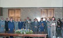 Tomada de posse e condecoração do general Lemos Ferreira como chefe do Estado Maior General das Forças Armadas (CEMGFA) pelo ministro da Defesa Nacional, Mota Pinto.