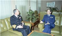 Visita de cumprimentos do chefe do Estado Maior da Armada (CEMA), almirante Fuzeta da Ponte, ao vice-chefe do Estado Maior General das Forças Armadas (VCEMGFA), general Mendes Dias.