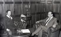 Cumprimentos do presidente do Governo Regional da Madeira, Alberto João Jardim, ao chefe do Estado Maior General das Forças Armadas (CEMGFA), general Melo Egídio, trajando à civil.