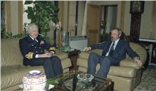Visita de cumprimentos do almirante Rodrigues Consolado ao ministro da Defesa Nacional, Fernando Nogueira.