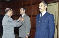 Condecoração do tenente-coronel Fialho da Rosa e do major Mega Lisboa pelo chefe do Estado Maior General das Forças Armadas (CEMGFA), general Soares Carneiro.
