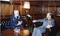 Visita de cumprimentos do presidente da Comissão Espanhola à XXXVI Conferência dos Estados Maiores Peninsulares, brigadeiro-general D. Ignácio Arevalo, ao chefe do Estado Maior General das Forças Armadas (CEMGFA), general Soares Carneiro.