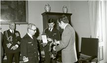 Condecoração de um oficial da Marinha pelo presidente da República, general Ramalho Eanes.
