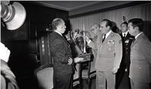 Entrega de troféu pelo chefe do Estado Maior General das Forças Armadas (CEMGFA), general Melo Egídio, à equipa militar de Corta-Mato.