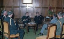 Cumprimentos do almirante James Watkins, chefe das operações navais dos EUA, ao chefe do Estado Maior General das Forças Armadas (CEMGFA), general Melo Egídio.