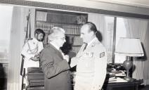 Condecoração do adido militar naval do Brasil pelo chefe do Estado Maior General das Forças Armadas (CEMGFA), general Melo Egídio.