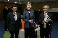 Fotografia - Carlos Zorrinho, Mary Robinson e Leopoldo Guimarães na Conferência do Estoril