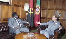 Visita de cumprimentos do vice-ministro da Defesa de Angola, Paulo Kassoma, ao chefe do Estado Maior General das Forças Armadas (CEMGFA), general Soares Carneiro, acompanhado pelo VCEMGFA, general Mendes Dias. 