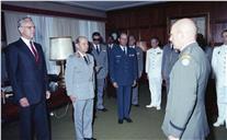 Condecoração do coronel O' Neill pelo chefe do Estado Maior General das Forças Armadas (CEMGFA), general Soares Carneiro.