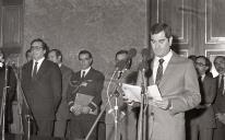 Condecoração do general Altino de Magalhães pelo ministro da Defesa Nacional, Mota Pinto.