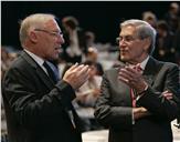 Fotografia - Belmiro de Azevedo em conversa com participante na Conferência do Estoril