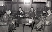 Cumprimentos de despedida dos adidos militares dos EUA ao chefe do Estado Maior General das Forças Armadas (CEMGFA), general Melo Egídio.