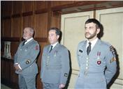 Condecoração do sargento-mor Pontes, do sargento-ajudante Carmona Batista e do primeiro-sargento V. Lousa pelo chefe do Estado Maior General das Forças Armadas (CEMGFA), general Soares Carneiro, acompanhado do VCEMGFA, general Mendes Dias.