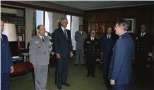 Condecoração do adido de Defesa dos EUA pelo chefe do Estado Maior General das Forças Armadas (CEMGFA), general Soares Carneiro.