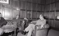 Visita de FranK Carlucci, embaixador dos EUA em Portugal, ao chefe do Estado Maior General das Forças Armadas (CEMGFA), general Melo Egídio. 