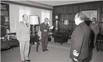 Condecoração do almirante Tarouca Silva pelo chefe do Estado Maior General das Forças Armadas (CEMGFA), general Soares Carneiro.