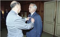 Condecoração do brigadeiro Palma e do brigadeiro Pedroso de Almeida pelo chefe do Estado Maior General das Forças Armadas (CEMGFA), general Soares Carneiro, acompanhado do VCEMGFA, general Mendes Dias.