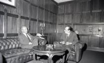 Cumprimentos de despedida do embaixador dos EUA ao chefe do Estado Maior General das Forças Armadas (CEMGFA), general Melo Egídio e o seu adjunto, general Lemos Ferreira.