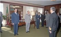 Condecoração do contra-almirante Carmo Durão pelo chefe do Estado Maior General das Forças Armadas (CEMGFA), general Soares Carneiro, acompanhado do VCEMGFA, general Mendes Dias.