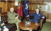 Cumprimentos do comandante do Colégio de Defesa NATO ao chefe do Estado Maior General das Forças Armadas (CEMGFA), general Lemos Ferreira.