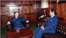 Visita de cumprimentos do general Mendes Dias ao chefe do Estado Maior General das Forças Armadas (CEMGFA), general Lemos Ferreira.