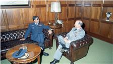 Visita de cumprimentos de despedida do chefe do Estado Maior da Força Aérea (CEMFA), general Conceição e Silva, ao chefe do Estado Maior General das Forças Armadas (CEMGFA), general Soares Carneiro.