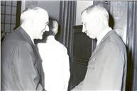 Cumprimentos ao presidente do Concelho, Marcelo Caetano, por ter sido agraciado com a medalha de Torre e Espada.