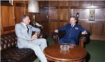 Apresentação de cumprimentos pelo embaixador da Noruega, Tore Bogh, ao chefe do Estado Maior General das Forças Armadas (CEMGFA), general Lemos Ferreira.