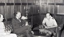 Cumprimentos do embaixador de Inglaterra ao chefe do Estado Maior General das Forças Armadas (CEMGFA), general Melo Egídio.