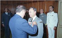 Condecoração pelo tenente-coronel Alcides Dias pelo chefe do Estado Maior General das Forças Armadas (CEMGFA), general Lemos Ferreira, com a presença do VCEMGFA, general Soares Carneiro.