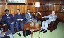 Visita de cumprimentos dos coronéis das FAPLA (Forças Armadas Populares de Libertação de Angola), José Maria, Higino e Sebastião ao chefe do Estado Maior General das Forças Armadas (CEMGFA), general Soares Carneiro.