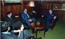 Apresentação de cumprimentos de Eduard Derwinsky ao chefe do Estado Maior General das Forças Armadas (CEMGFA), general Lemos Ferreira.