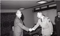 Partida do ministro da Defesa Nacional, Eurico de Melo, e do chefe do Estado Maior General das Forças Armadas (CEMGFA), general Lemos Ferreira,  para Madrid em visita oficial a Espanha.
