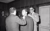 Condecoração do coronel Gerad Joseph Lazaro, chefe do MAAG em Portugal, pelo chefe do Estado Maior General das Forças Armadas (CEMGFA), general Lemos Ferreira.