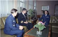 Visita de cumprimentos do comandante do NATO SCHOOL SHAPE, capitão Richard G. Simms, ao vice-chefe do Estado Maior General das Forças Armadas (VCEMGFA), general Mendes Dias.