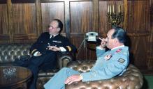 Cumprimentos do general Withers ao chefe do Estado Maior General das Forças Armadas (CEMGFA), general  Melo Egídio.