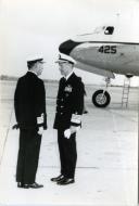 Receção de almirante estrangeiro em cerimónia militar no aeroporto / base aérea