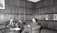 Cumprimentos de David Allan ao chefe do Estado Maior General das Forças Armadas (CEMGFA), general Melo Egídio.