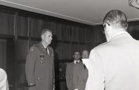 Condecoração do coronel Wubbena, da Força Aérea americana, pelo vice-chefe do Estado Maior General das Forças Armadas (VCEMGFA), general Altino de Magalhães.