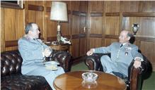 Visita de cumprimentos do diretor do Instituto de Defesa Nacional (IDN) ao chefe do Estado Maior General das Forças Armadas (CEMGFA), general Soares Carneiro.
