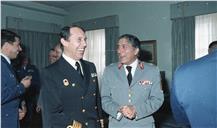 Condecoração do general Cravo da Silva pelo chefe do Estado Maior General das Forças Armadas (CEMGFA), general Lemos Ferreira.