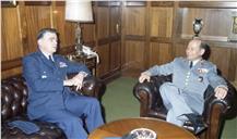 Visita de cumprimentos do general Michael Dugan, comandante das Forças Aéreas na Europa e comandante da Força Aérea Americana, ao chefe do Estado Maior General das Forças Armadas (CEMGFA), general Soares Carneiro.