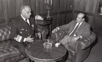 Cumprimentos de despedida do almirante Elias da Costa ao chefe do Estado Maior General das Forças Armadas (CEMGFA), general Melo Egídio.