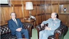 Visita de cumprimentos do diretor do Colégio de Defesa da Coreia, general Chung  Man-Kill, ao chefe do Estado Maior General das Forças Armadas (CEMGFA), general Soares Carneiro.