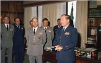 Condecoração do coronel Cardoso de Almeida pelo chefe do Estado Maior General das Forças Armadas (CEMGFA), general Lemos Ferreira.