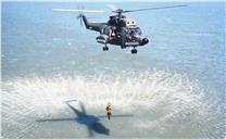 Helicóptero em salvamento marítimo.