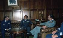 Cumprimentos do general Bertollucci ao chefe do Estado Maior General das Forças Armadas (CEMGFA), general Melo Egídio.