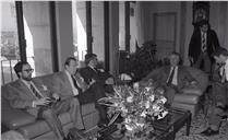 Visita de uma delegação ao ministro da Defesa Nacional, Leonardo Ribeiro de Almeida, e ao chefe do Estado Maior General das Forças Armadas (CEMGFA), general Lemos Ferreira. 